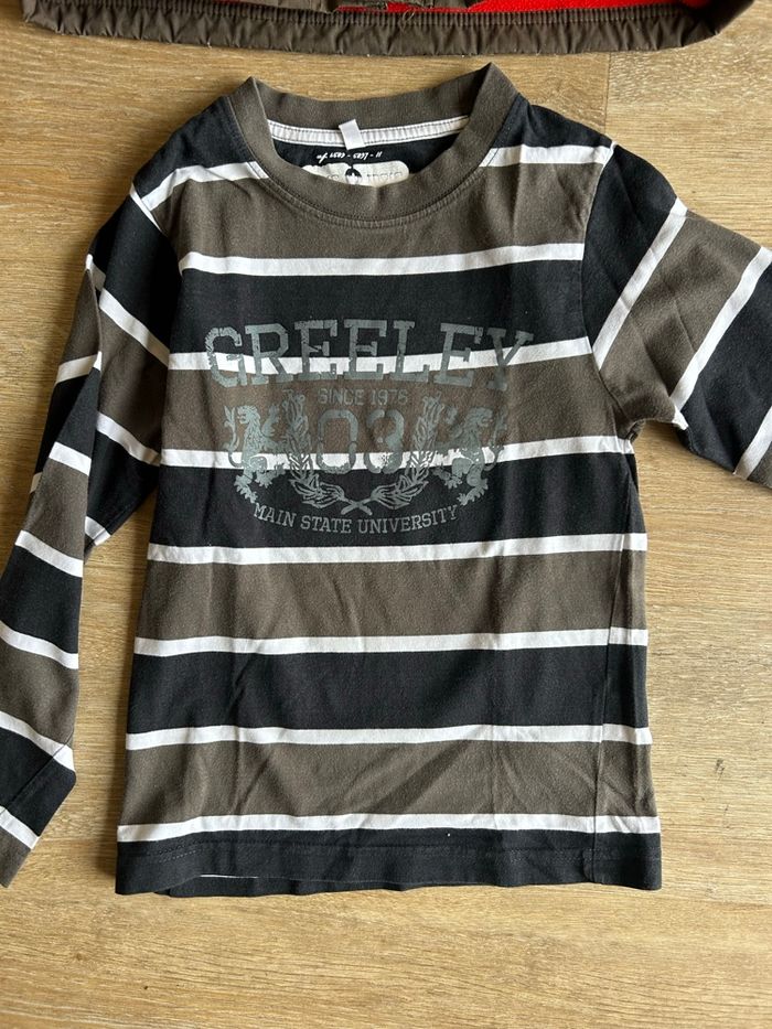 Lot garçon 8 ans – veste imperméable à capuche + t-shirt manches longues - photo numéro 3