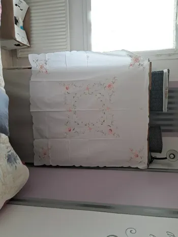Nappe shabby brodée carrée 125 cm x 125 cm