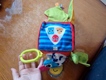 Cube d'activité en tissus avec crochet