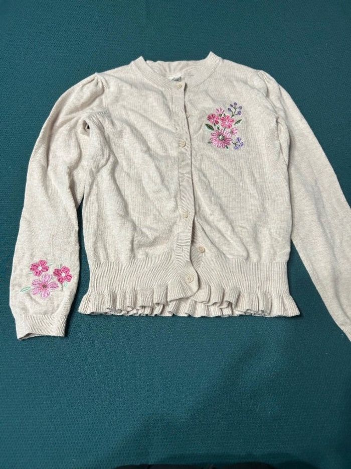 Gilet en maille beige avec broderies florales