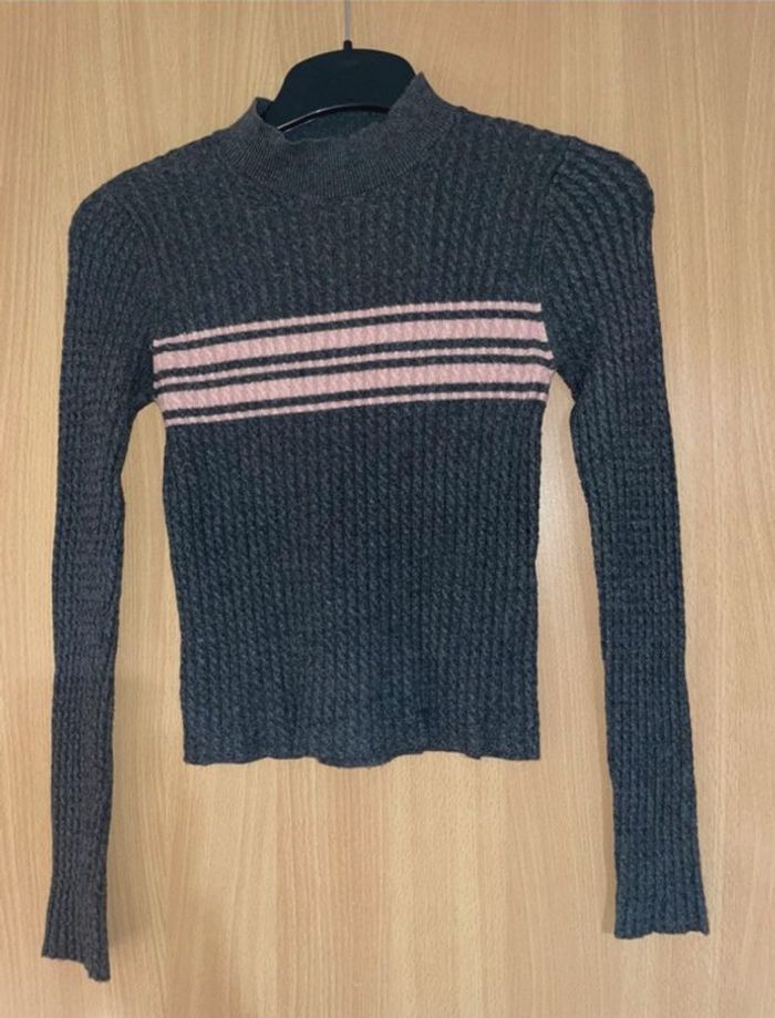 Blouse gris foncé à lignes rose clair Bershka - Taille S - Très bon état