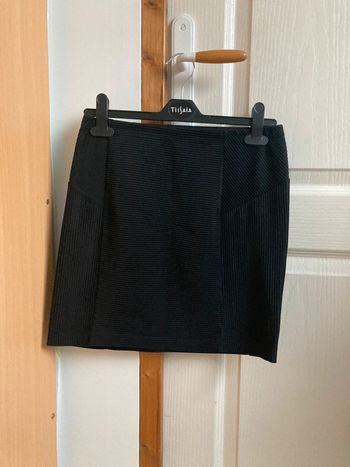 Jupe noire moulante à motifs rayé