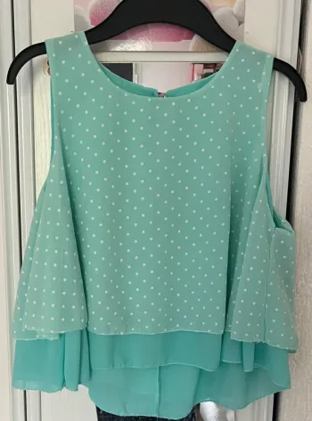 Crop top à volant turquoise avec des pois blancs