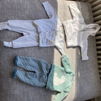 Pyjamas et veste bébé