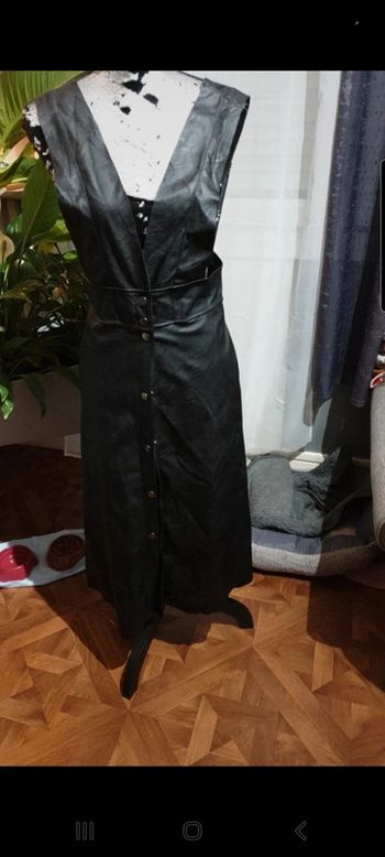 Robe tablier en cuir