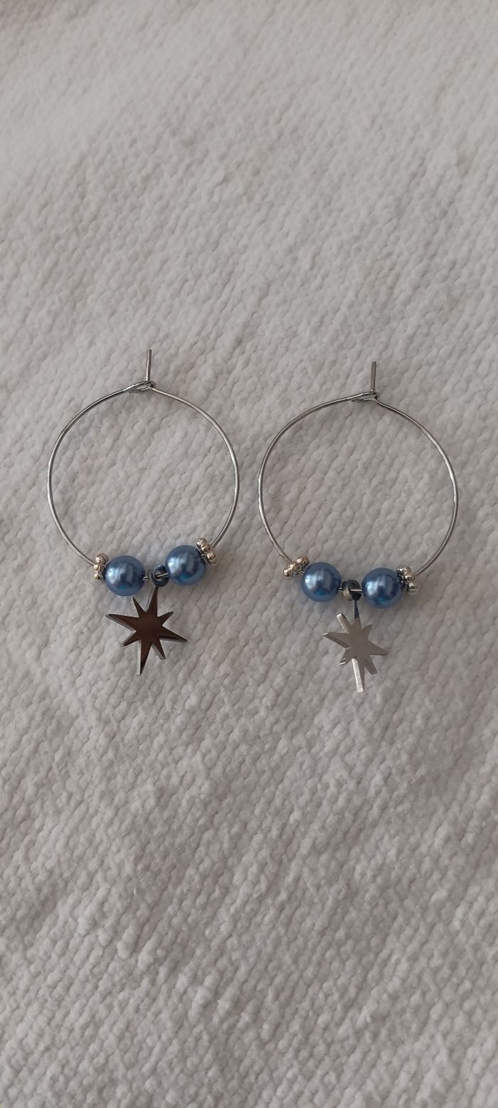 Créoles  étoiles argentées,  perles bleues en verre