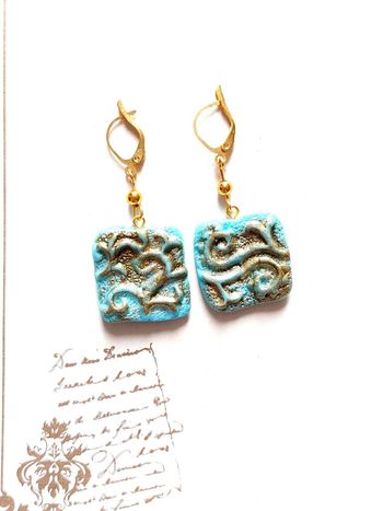 Magnifique paire de boucles d'oreilles pendantes bleu et or
