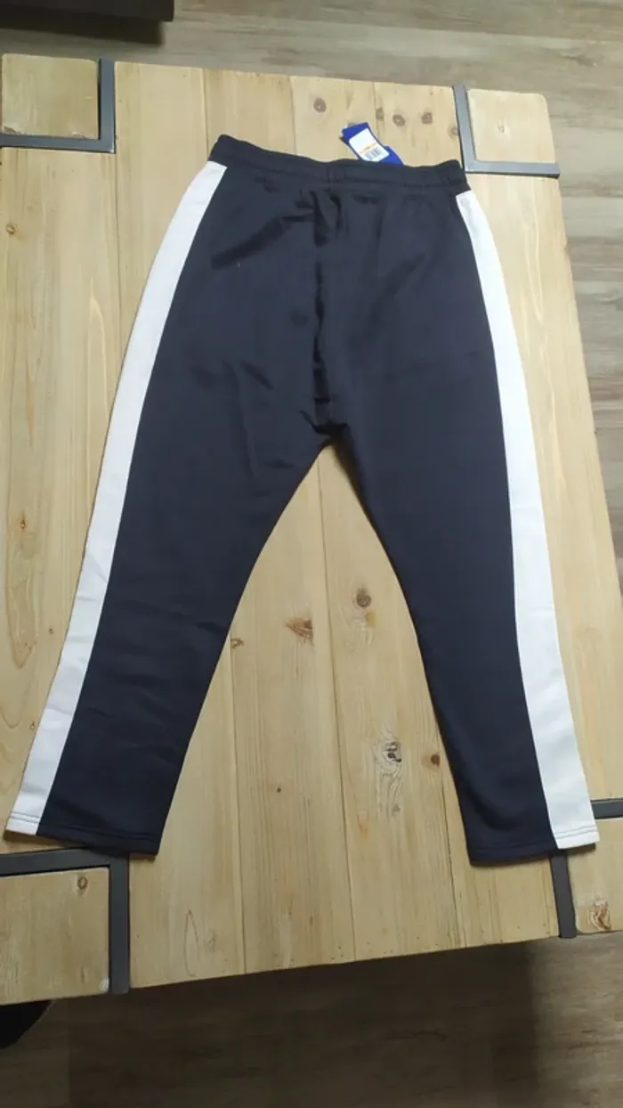 Jogging femme de marque "under armour" noir et blanc - photo numéro 2