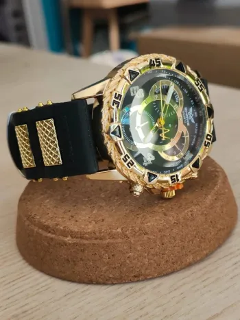 Montre large noire & dorée, en reliefs