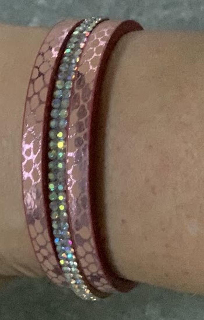 Bracelet manchette rose argenté, fermoir magnétique - photo numéro 2