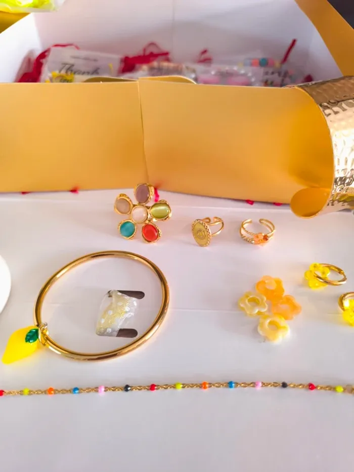 Lot de 20 bijoux dorés et jaunes - photo numéro 9