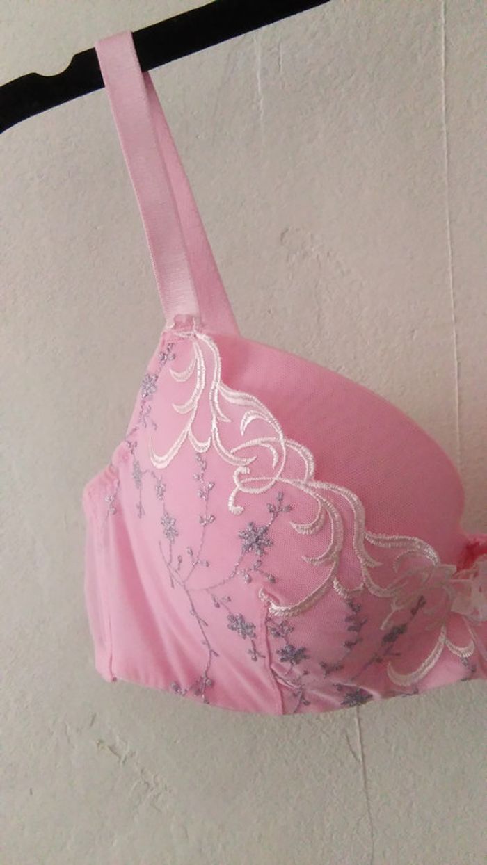 Soutien-gorge rose et broderies argentées - photo numéro 3