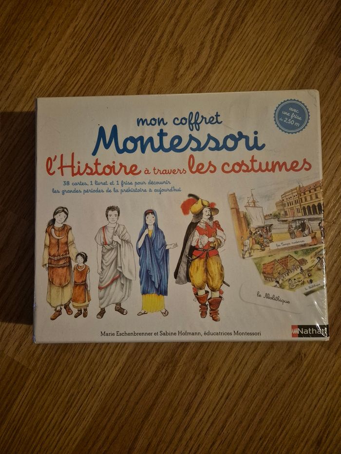 Coffret Montessori d’histoire à travers les costumes NEUF