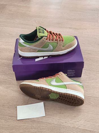 Baskets chaussures Nike taille 42.5 neuves 