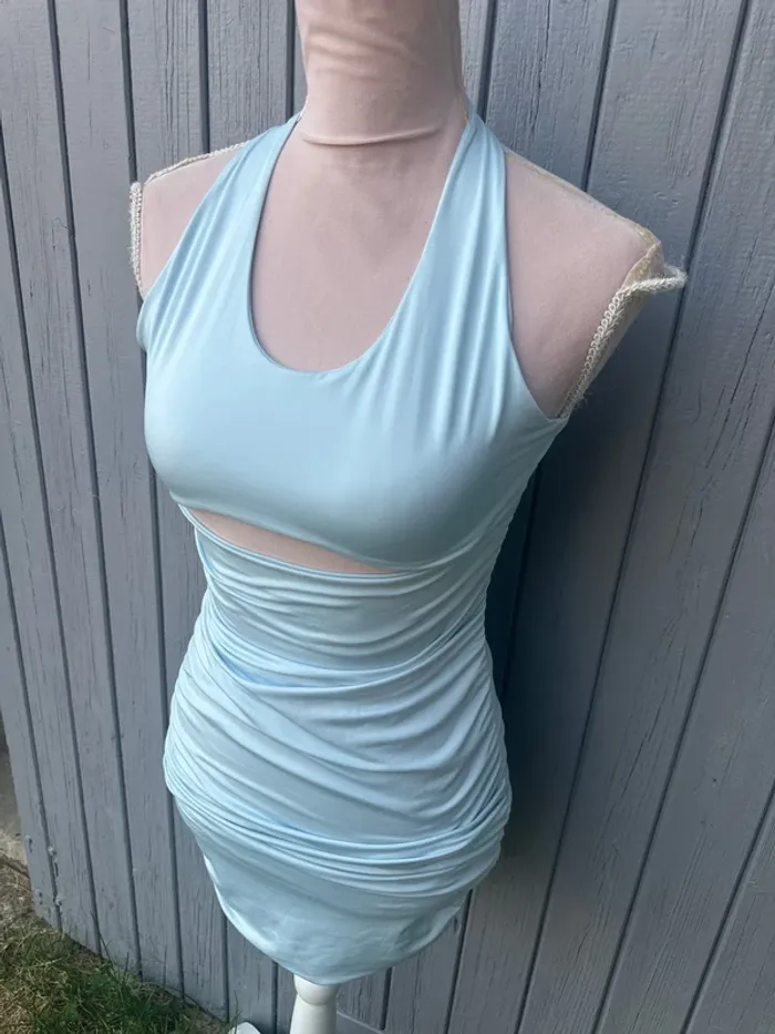Robe d’été moulante bleu clair dos nu - photo numéro 3