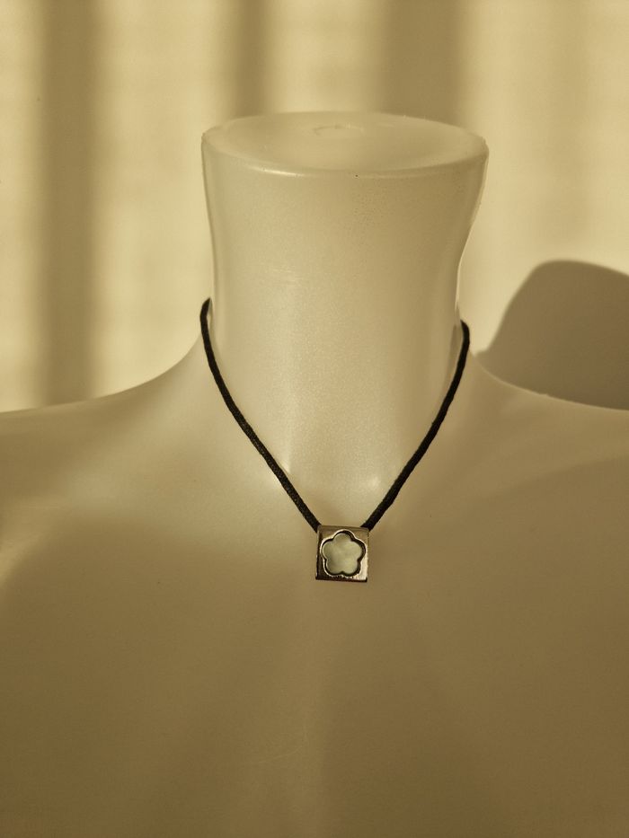 Collier fleur bleu dans un carré argenté - photo numéro 2