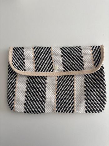 Pochette rayée tissée – Prescription Lab x Babooshka