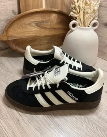 Adidas Spezial noires & blanches – Taille 40 – Neuf avec étiquette