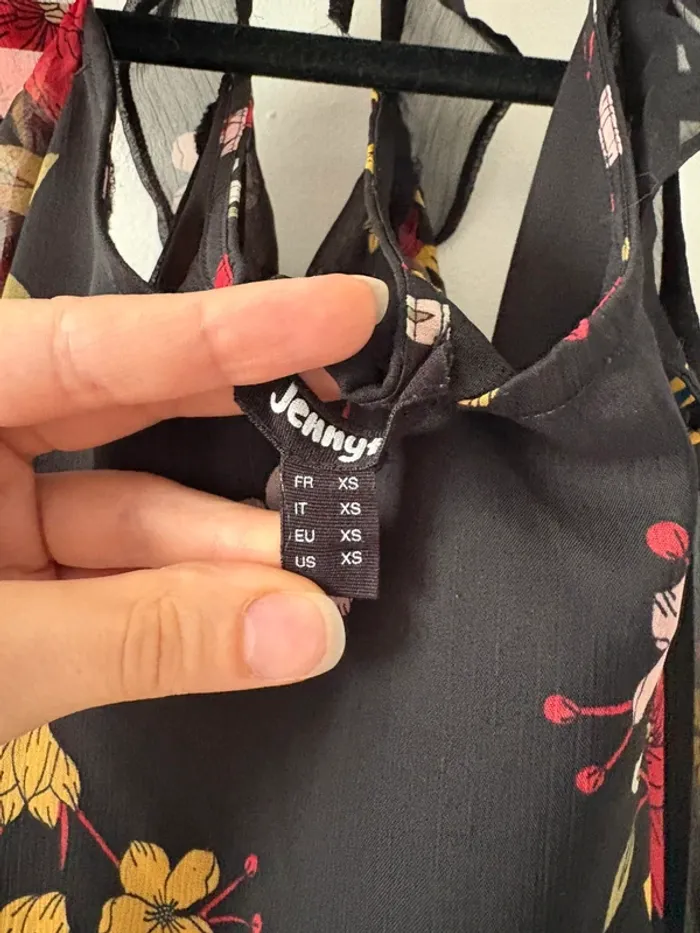Blouse noire fleurie fluide épaule ouvertes Jennyfer - photo numéro 4