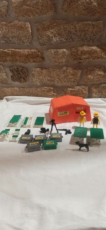 Campement avec tente de safari avec explorateurs aventuriers et accessoires vintage playmobil