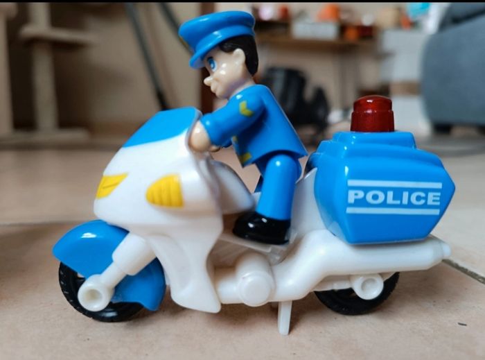 Véhicules de police - photo numéro 4