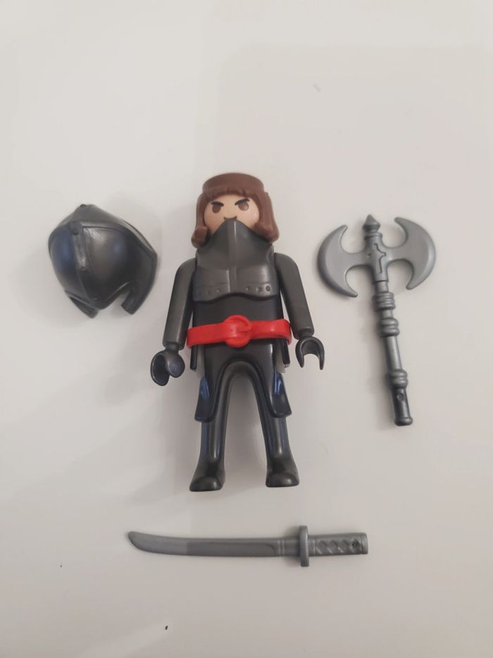 Playmobil Médiéval un Chevalier Guerrier avec casque, épée, hache très bon état - photo numéro 2