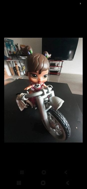 Poupée et sa moto 3 roues.