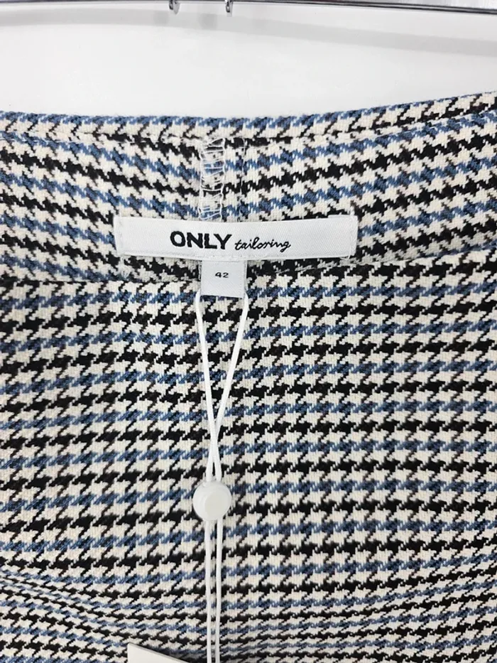 Jupe-short plissée ONLY – Carreaux pied-de-poule – Taille 42 – Neuve - photo numéro 2