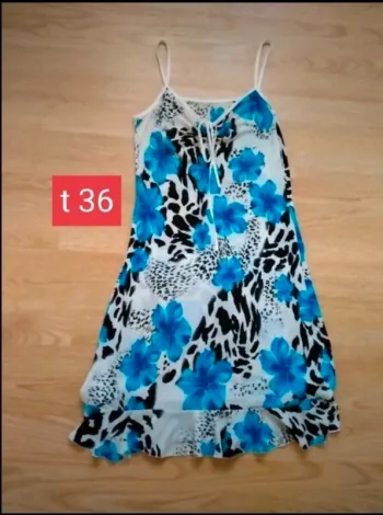 robe blanche, fleurie bleue et noire .
Femme. Taille 36