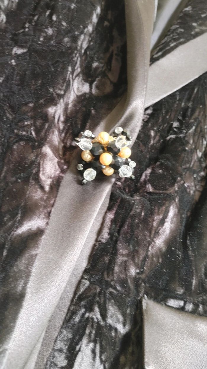 Veste en velours noir broche en perle - photo numéro 6