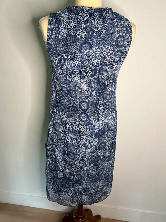 Robe bleue à motifs et dentelle - photo numéro 3