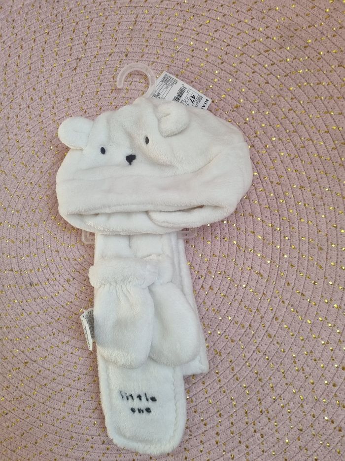 Bonnet écharpe gant neuf avec etiquette 12 mois