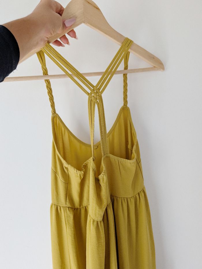 Robe longue maxi d'été à volants
Couleur jaune moutarde 
dos croisé 
look bohème moderne 
Marque Cache Cache 
Taille 36 S
Très bon état - photo numéro 9