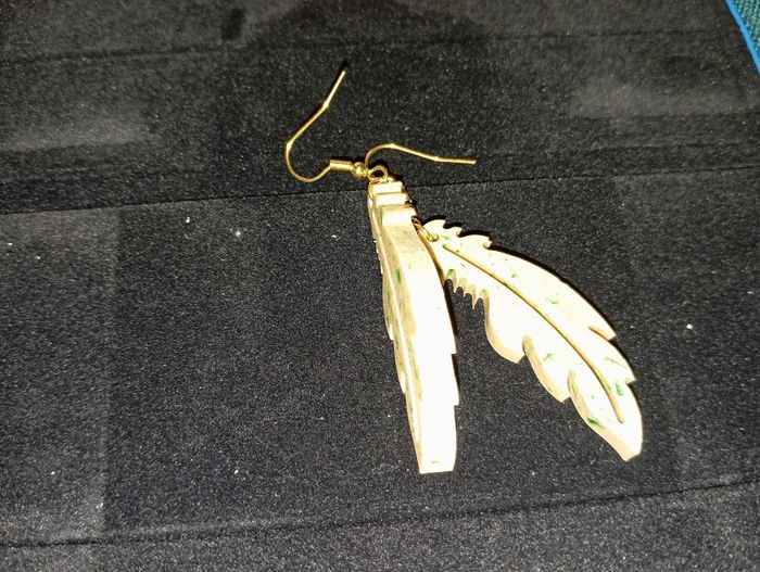 Boucle d'oreille plume or et vert - photo numéro 2
