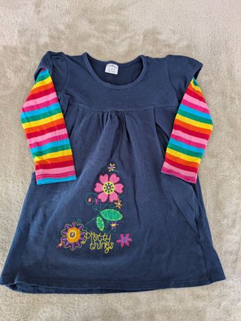 Robe Marine Manches Rayées Arc-en-ciel et Broderie Florale