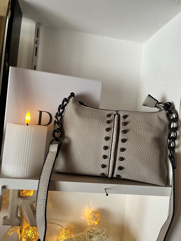 Petit sac bandouilère clouté simili cuir beige Missguided TBE 👝