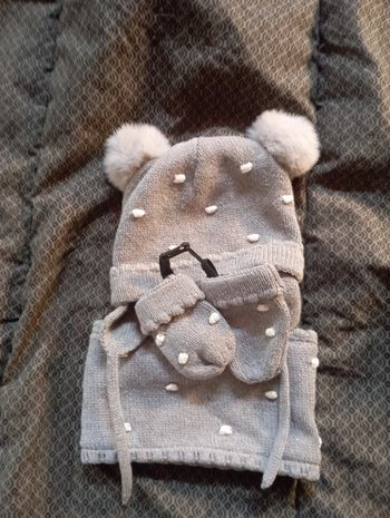 Ensemble bonnet moufles et cache coup