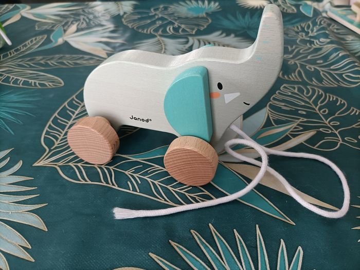 Éléphant en bois à tirer