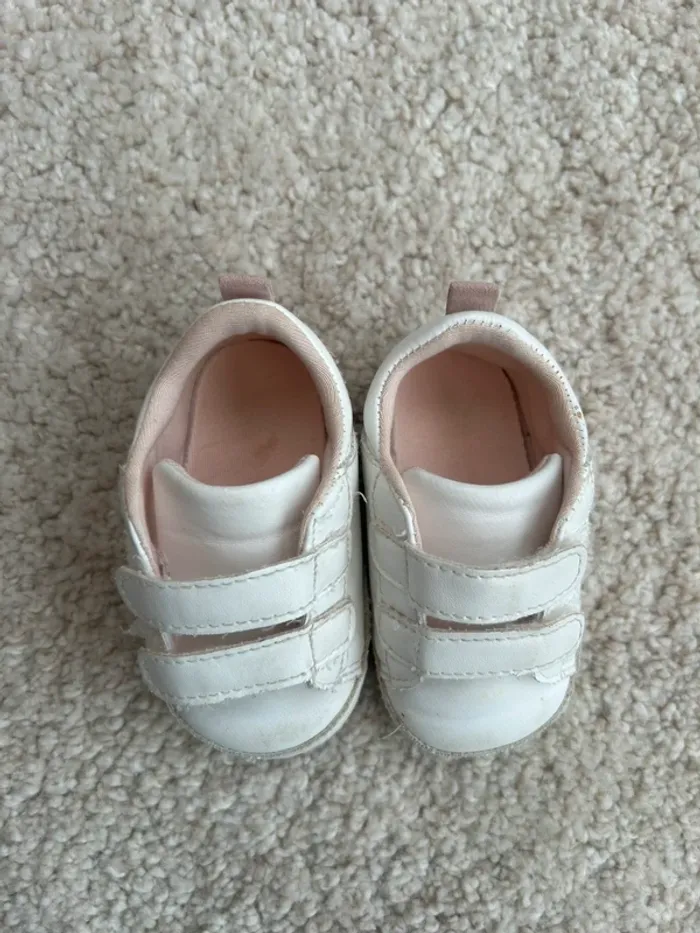 Paire de chaussures de type baskets blanches fille très souples - - photo numéro 2