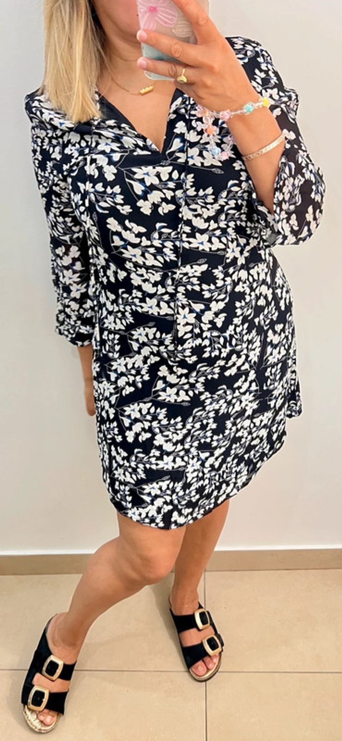 🌸 Robe courte noire à fleurs Mango – Taille M - photo numéro 3