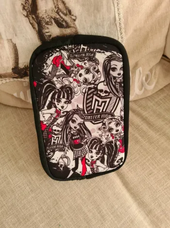 Jolie pochette noire imprimée