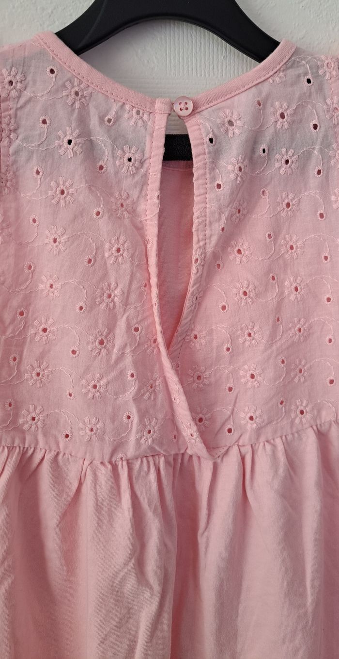 Belle robe brodée 2 ans comme neuve - photo numéro 6