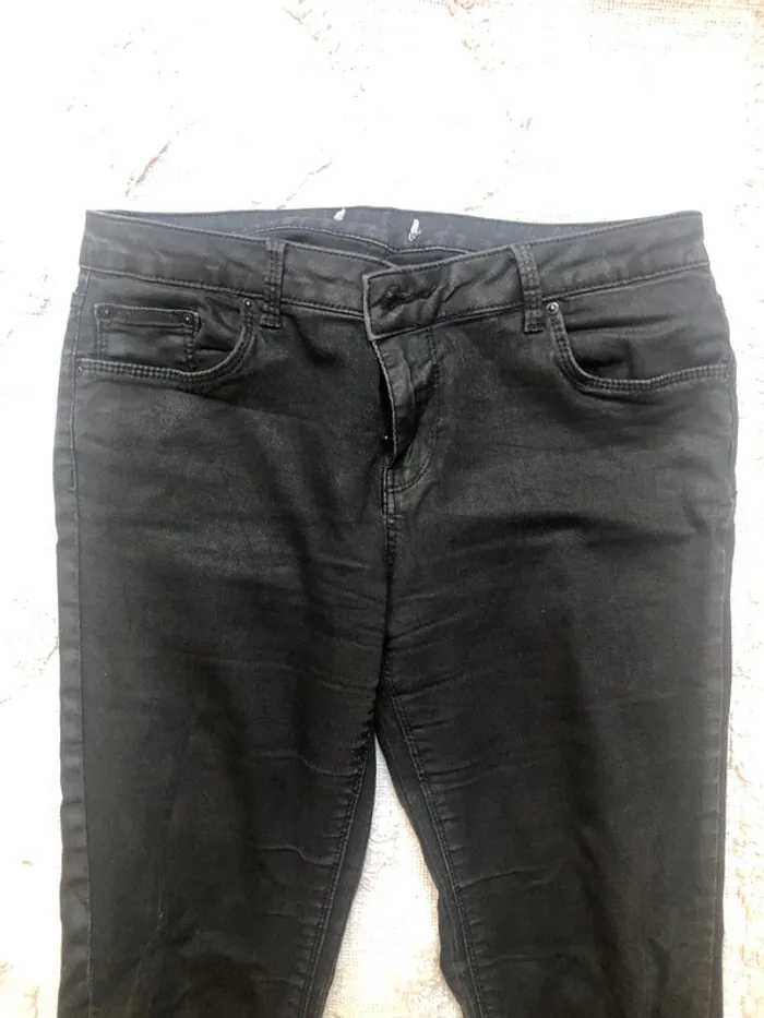 Jean simili noir taille basse Zara taille 36 - photo numéro 2
