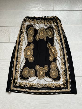 Jupe mi longue Best Mountain noire à motifs chaines et médailles dorées et blancs