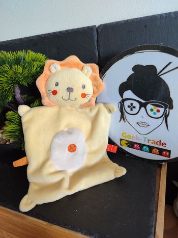 doudou carré plat lion nicotoy jaune orange blanc rond croix Gris Moustache 3324