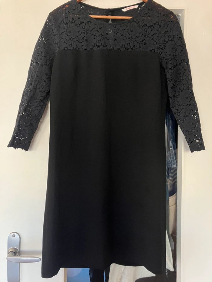 Robe noire en dentelle