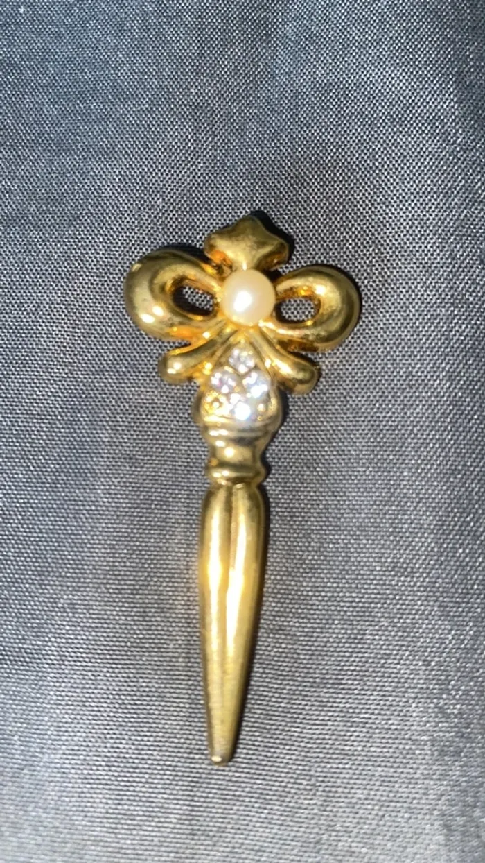 Broche neuve de qualité