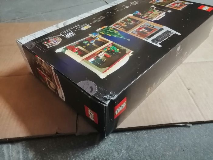 Lego Icons Winter Village 10308 La Grande Récré rue décorée pour les fêtes (Holiday Main Street)

[NEUF] - photo numéro 3