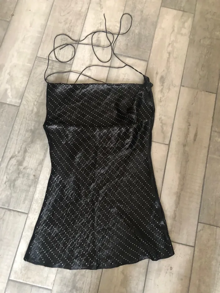 Robe courte dos nu satiné et strass Zara taille S - photo numéro 2