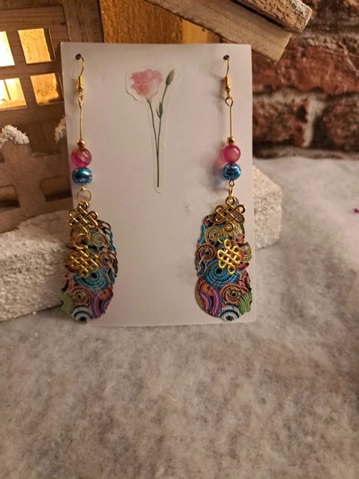 Boucles d'oreilles pendante plumes multicolore avec breloques doré - photo numéro 2